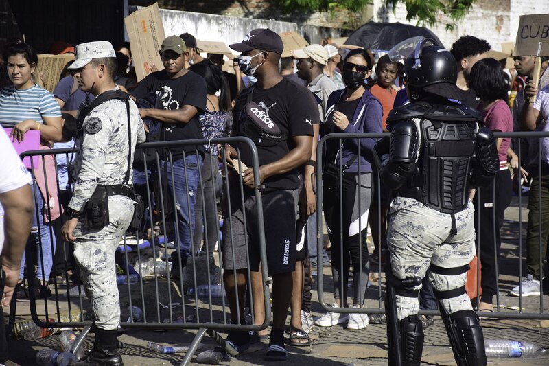 Enfrentamiento entre manifestantes y policías en las calles de una ciudad