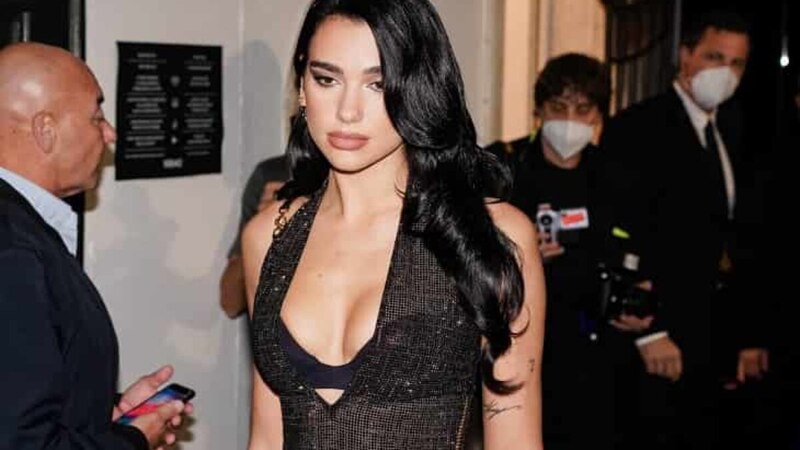 Dua Lipa muestra su lado más sensual en una alfombra roja