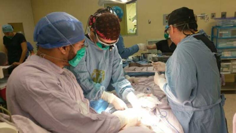 Cirujanos realizan una operación de corazón