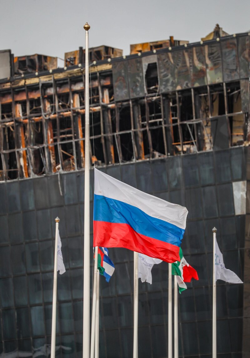La bandera de Rusia ondea a media asta en señal de duelo por las víctimas del incendio del edificio de la Embajada de Rusia en Kiev, Ucrania.
