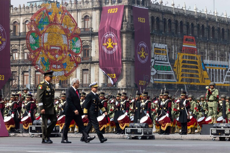 Desfile militar en México con motivo del 200 aniversario de la creación del Colegio Militar