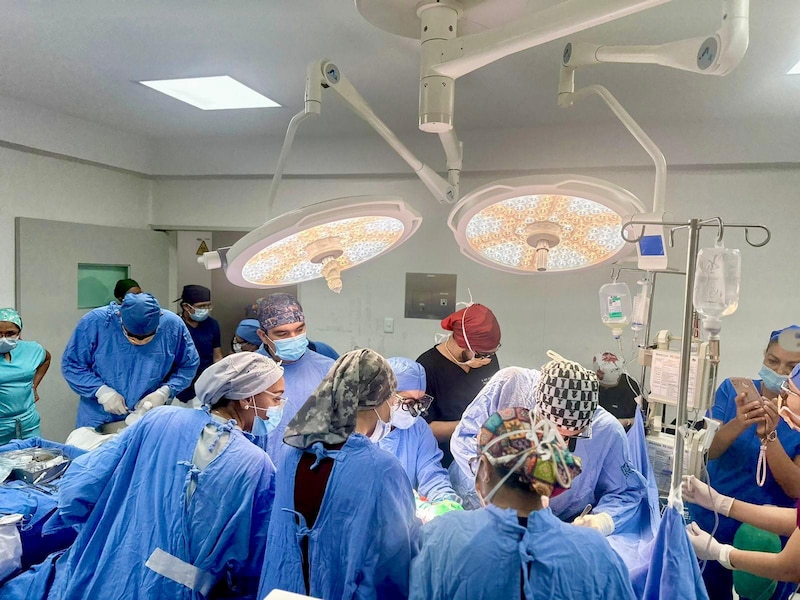 Equipo médico realizando una procuración multiórgánica en el quirófano del Hospital General de Zona No. 68 del IMSS