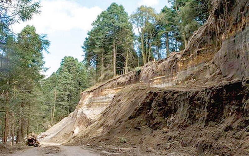 Deslizamiento de tierra en una carretera de montaña