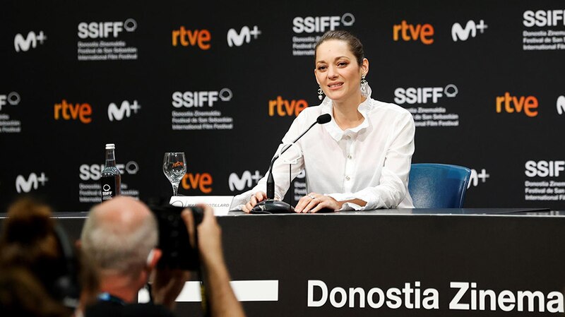 La actriz francesa Marion Cotillard en la rueda de prensa de la película 'Mal de pierres' en el Festival de Cine de San Sebastián