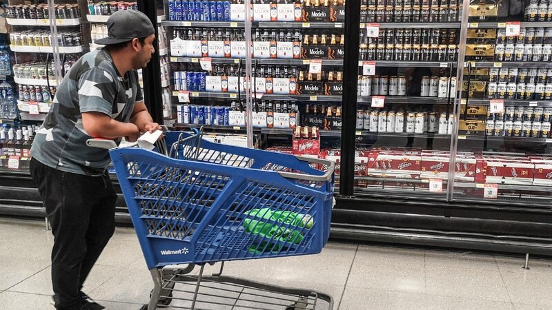 Hombre comprando cerveza en Walmart