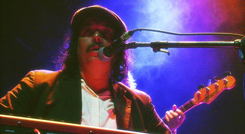 Cantante tocando el teclado en un concierto