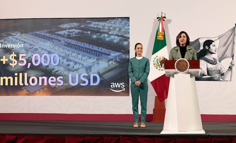 La CEO para América Latina de Amazon Web Services, Paula Bellizia (d) habla durante la conferencia de prensa matutina de la presidenta de México Claudia Sheinbaum