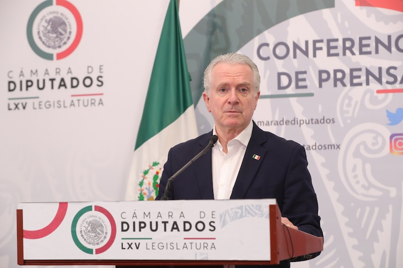 El presidente de la Cámara de Diputados, Santiago Creel, en una conferencia de prensa.