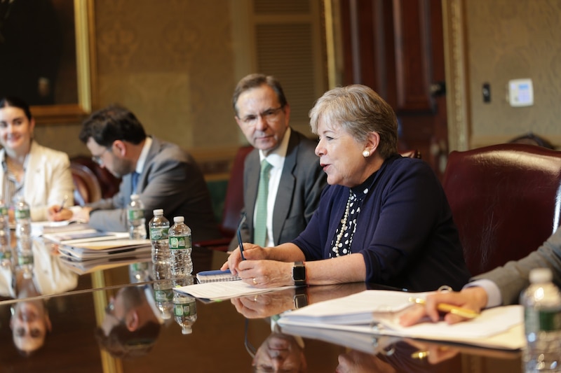 La presidenta de la Cámara de Representantes, Nancy Pelosi, preside una reunión con los líderes demócratas en el Capitolio.