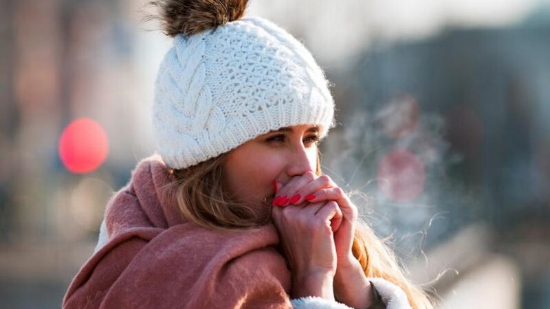 Mujer abrigada en invierno