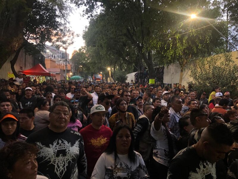 Multitud de personas en una calle de la ciudad