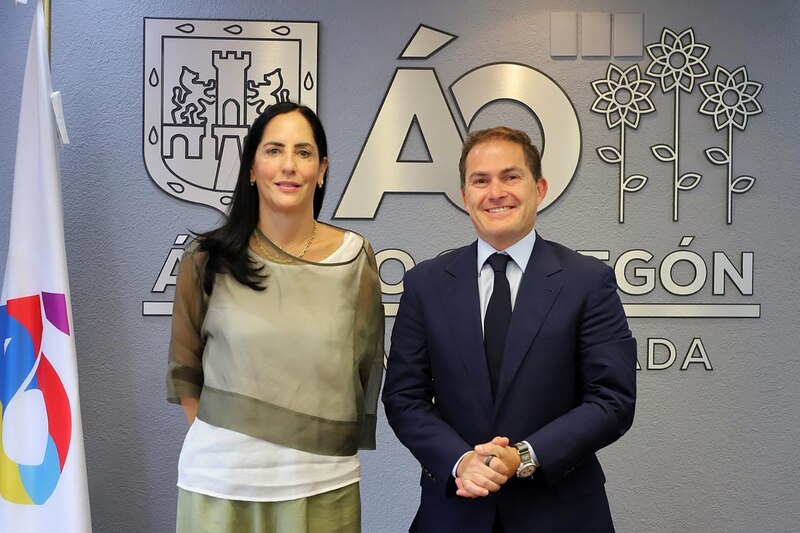 El alcalde de Zaragoza, Jorge Azcón, se reúne con la ministra de Educación, Pilar Alegría