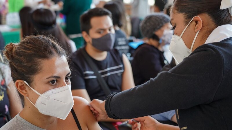 Mujer recibe la vacuna COVID-19