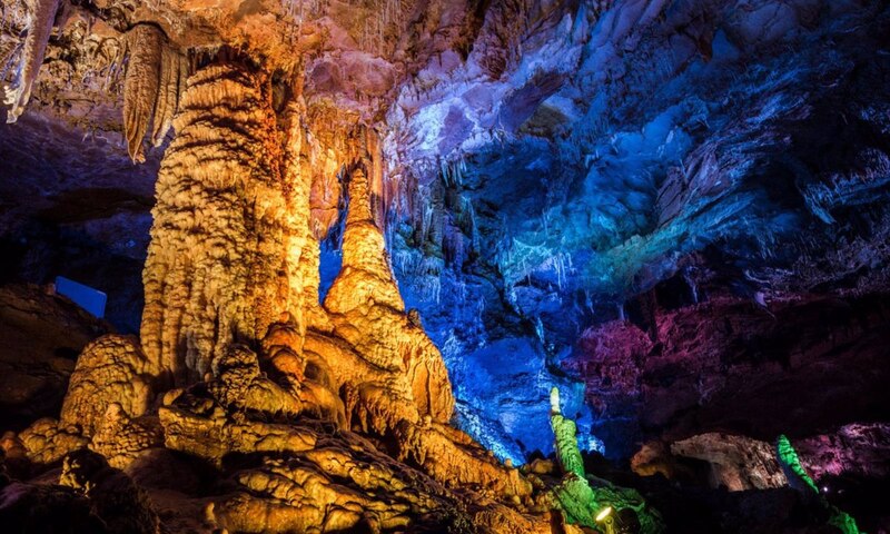 Cueva de estalactitas y estalagmitas