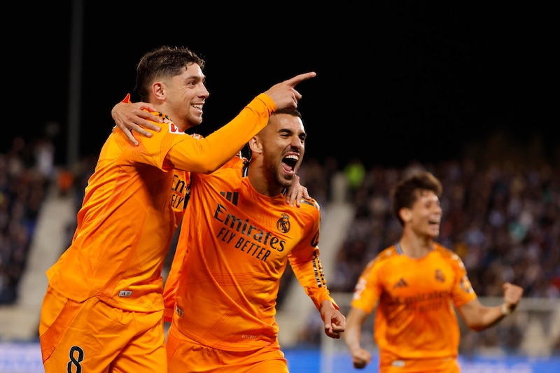 Los jugadores del Real Madrid, el uruguayo Federico Valverde (i) y Dani Ceballos, celebran el segundo gol del equipo madridista durante el encuentro correspondiente a la jornada 14 de Laliga EA Sports que disputan hoy domingo Leganés y Real Madrid en el estadio de Butarque, en Leganés. EFE / Sergio Pérez.