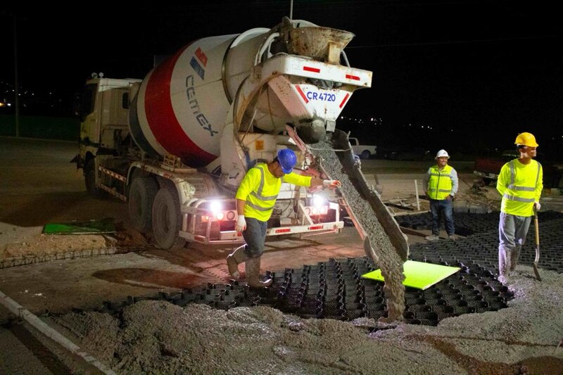Obreros trabajando en la construcción de una carretera