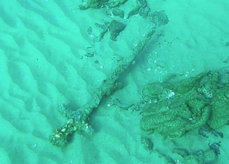 Ancla oxidada en el fondo marino