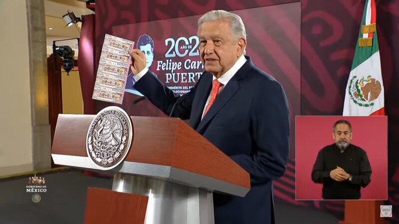 El presidente Andrés Manuel López Obrador muestra un billete de 200 pesos con la imagen de Felipe Carrillo Puerto.