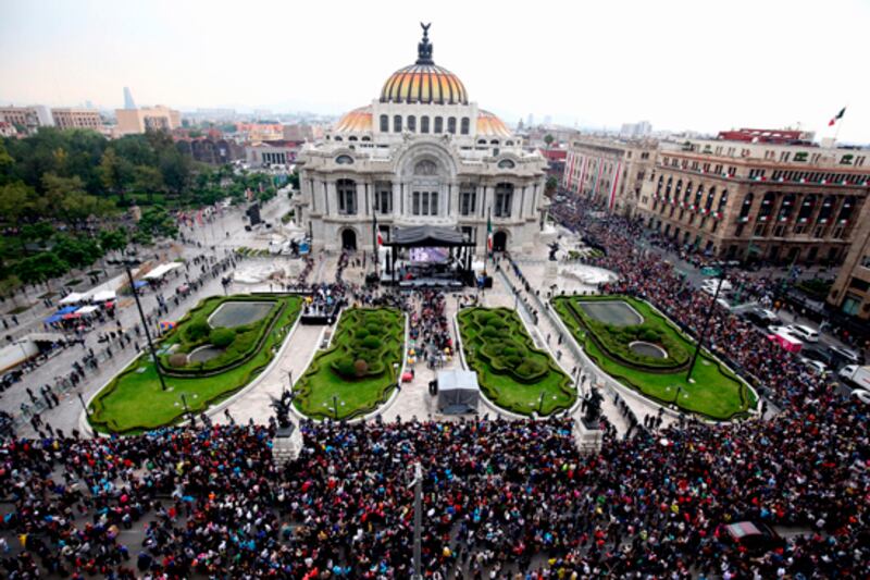 Multitudinaria manifestación en el Zócalo de la Ciudad de México