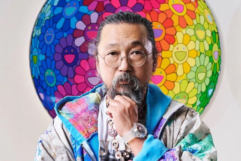 Takashi Murakami junto a una de sus obras