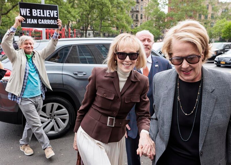 La escritora E. Jean Carroll y la abogada Roberta Kaplan llegan a la corte.