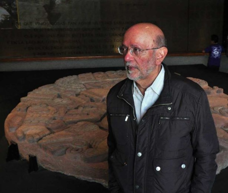 El arqueólogo Eduardo Matos Moctezuma observa una escultura mexica.