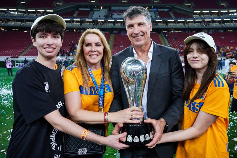 Guillermo Almada, el entrenador de Santos Laguna, celebra el campeonato con su familia