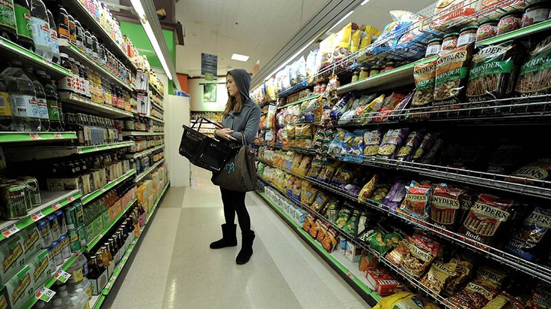Mujer haciendo compras en el supermercado