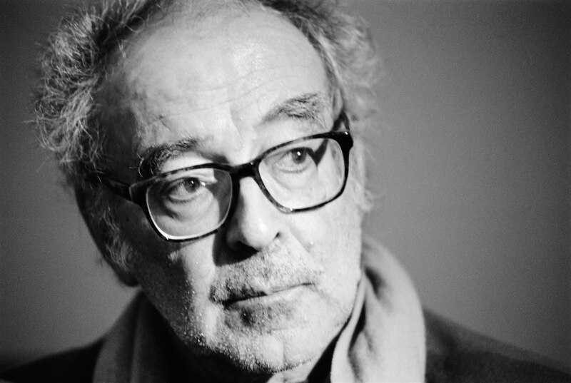 Retrato en blanco y negro de un hombre con gafas