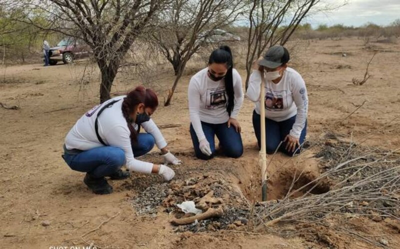 Mujeres buscan a sus familiares desaparecidos en una fosa clandestina en México