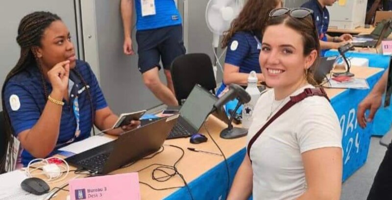 La atleta española Ona Carbonell sonríe durante una rueda de prensa en los Juegos Olímpicos de Tokio 2020.