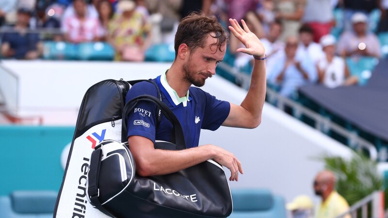 El tenista español Carlos Alcaraz se retira del Miami Open por lesión