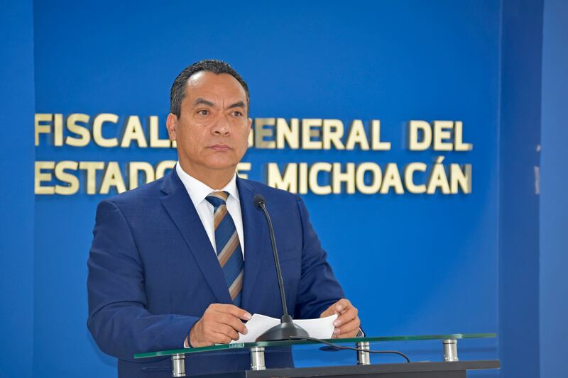 El Fiscal General del Estado de Michoacán, Adrián López Solís, ofrece una conferencia de prensa.