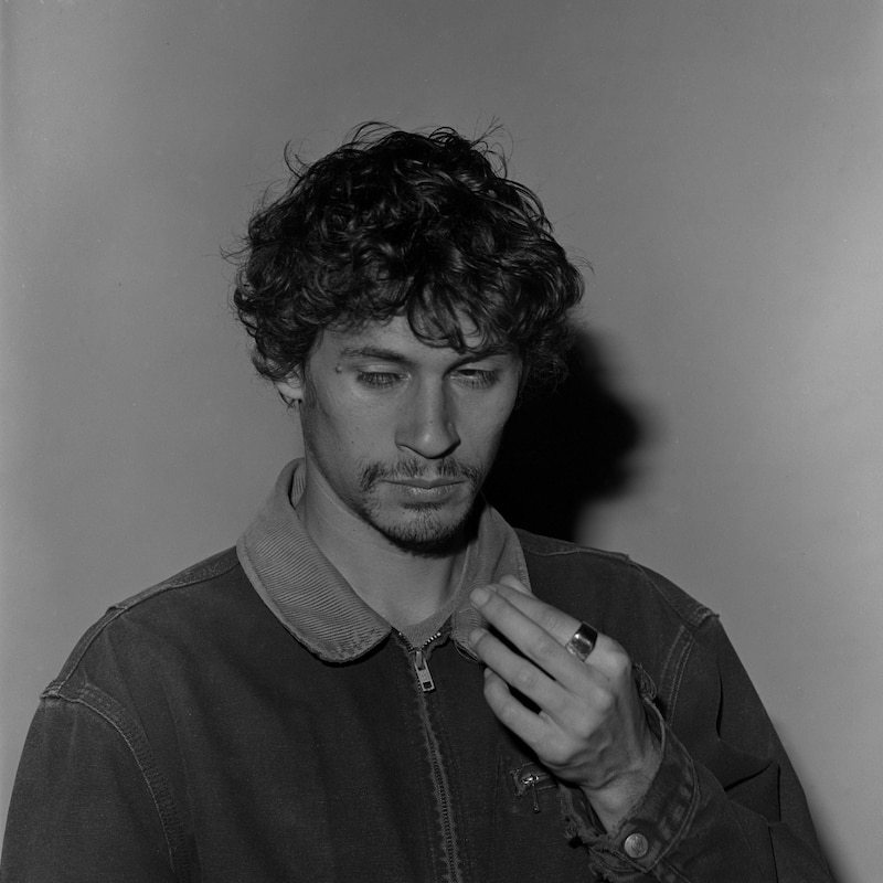 Retrato en blanco y negro de un hombre joven