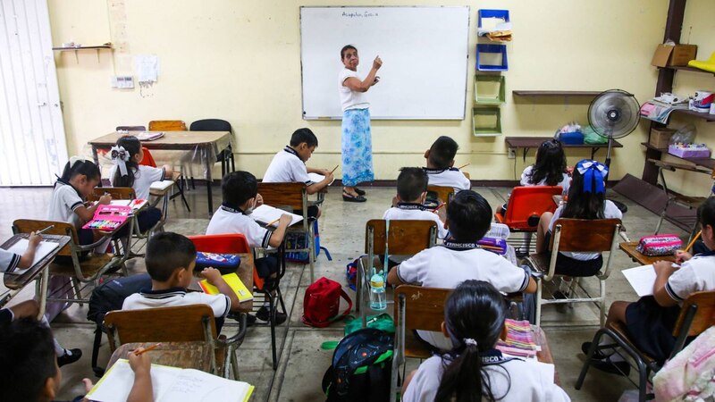 Profesora de primaria dando clase a sus alumnos