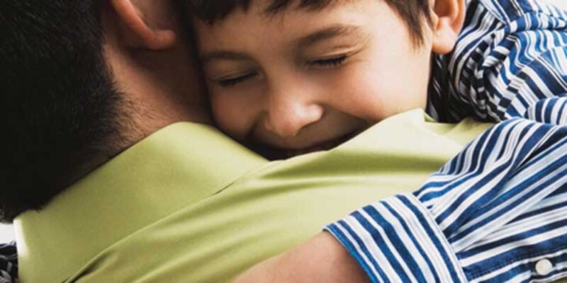 Un padre abrazando a su hijo