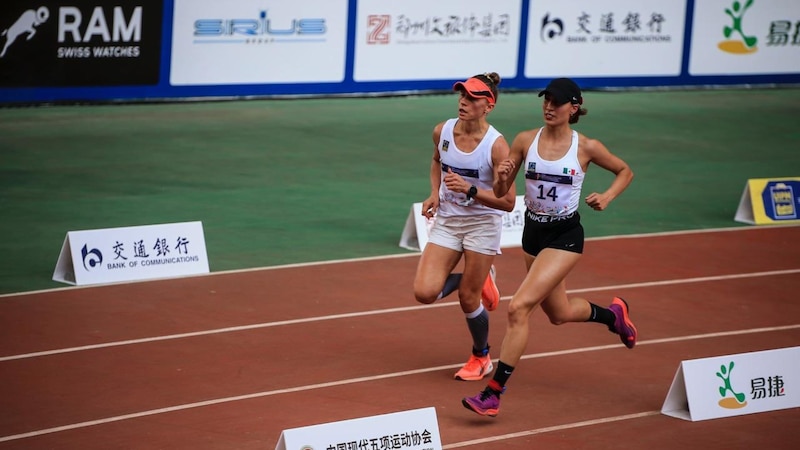 Atletas femeninas corriendo en una pista de atletismo