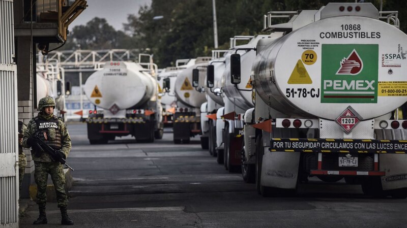 Ejército mexicano resguarda pipas de Pemex