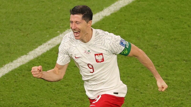 Robert Lewandowski celebra un gol con la selección de Polonia