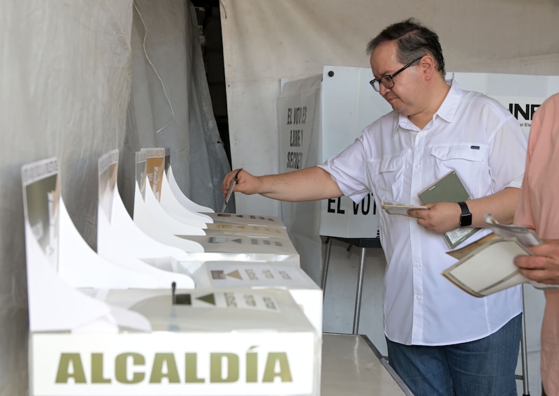 Un hombre deposita su voto en una urna durante las elecciones en México.