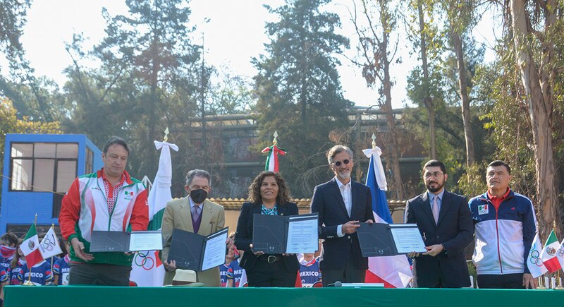 Firma de convenio entre el COM y la SEP para el fomento del deporte en las escuelas
