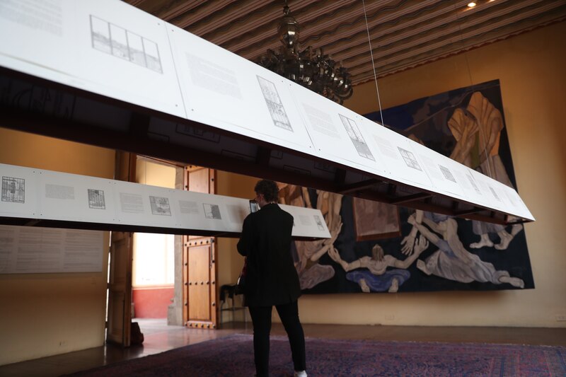Mujer admirando un mural en un museo