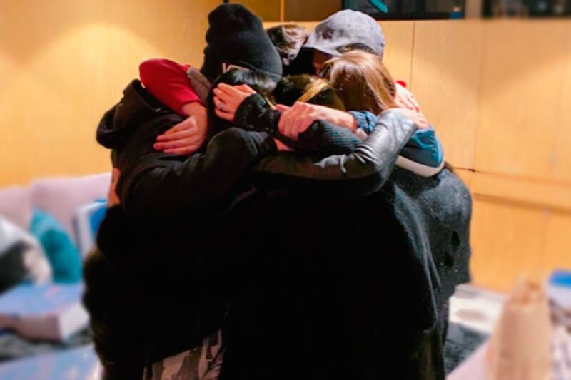 Un grupo de amigos se abraza