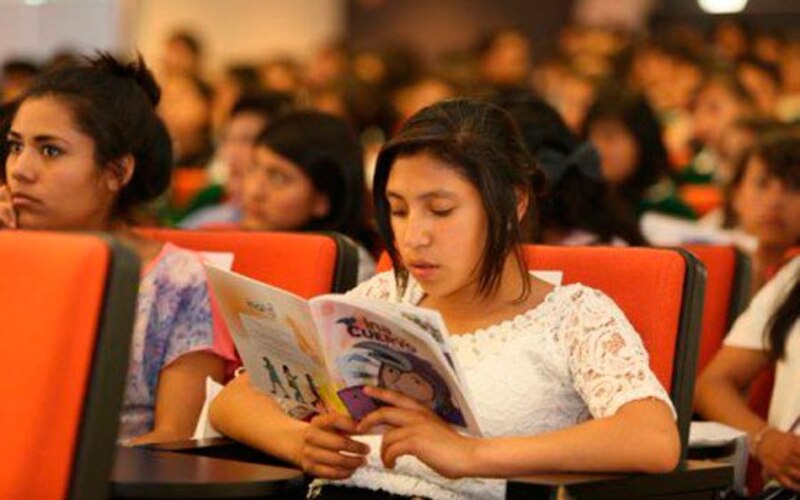 Niña leyendo un libro