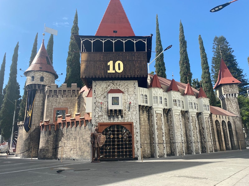 Foto de un castillo con logotipo de Naasón Joaquín, parte de la exposición en la sede de LLDM