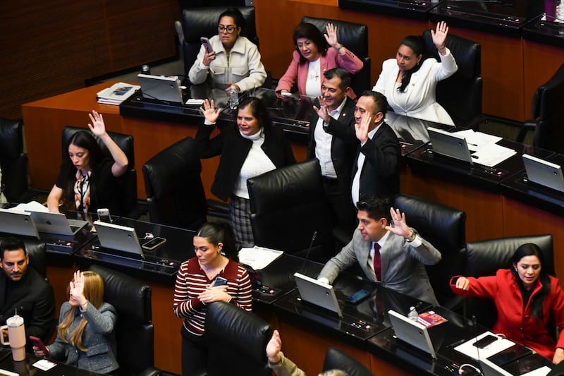 Votación del grupo parlamentario de Morena durante la sesión ordinaria de la Cámara de Senadores en la que fue aprobada en lo general la reforma a la Ley General de Salud, en materia de prohibición de cigarrillos electrónicos y vapeadores.