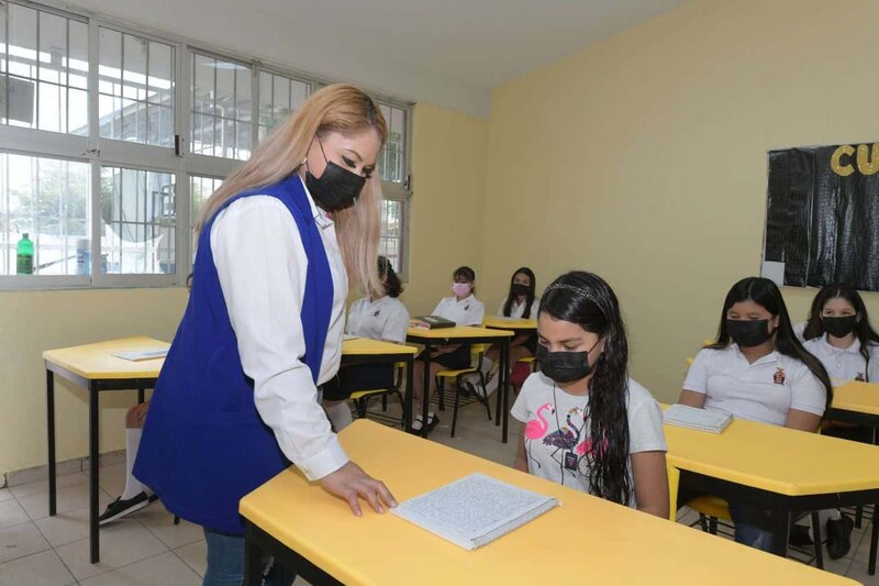 Profesora con sus alumnas en el aula