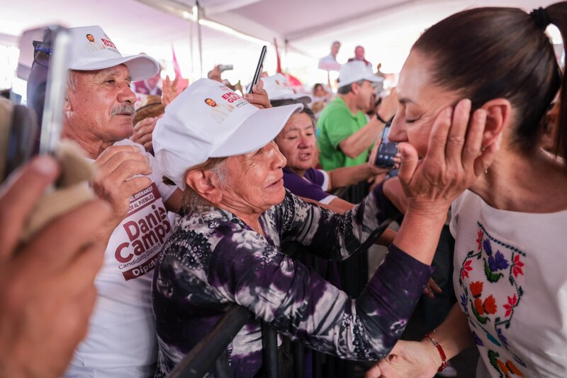 La candidata a diputada por el Distrito 6, Daniela Campuzano, saluda a sus simpatizantes.