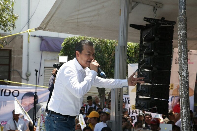 El candidato presidencial Andrés Manuel López Obrador da un discurso durante un mitin en la Ciudad de México.