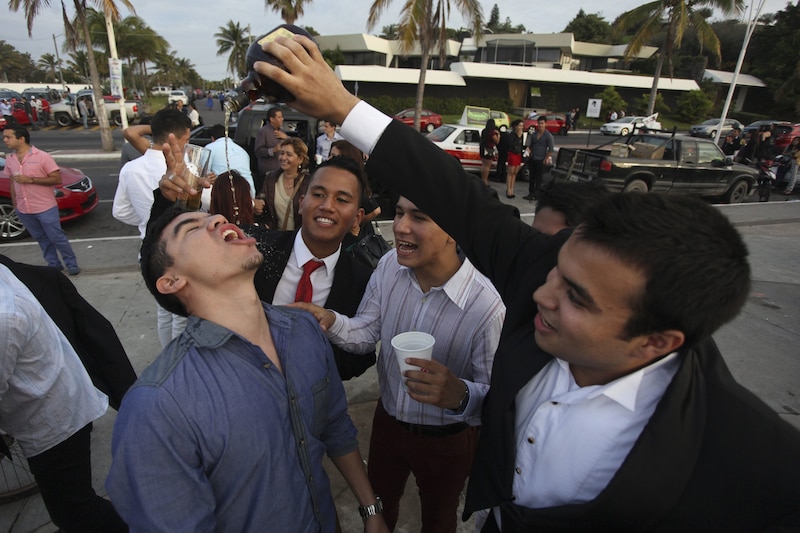 Estudiantes universitarios bebiendo alcohol